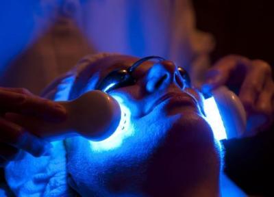 درمان آکنه با استفاده از فتوتراپی با نور آبی درمان آکنه با استفاده از فتوتراپی با نور آبی